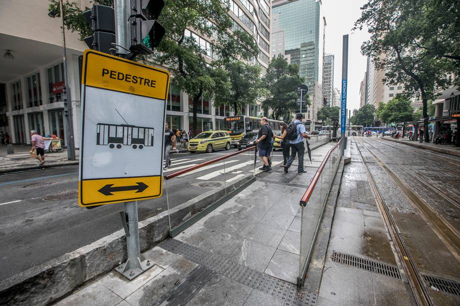 Na Estação Parada Candelária do VLT, o piso tátil é da mesma cor que o restante do pavimento. A sinalização deve contrastar para auxiliar também pessoas com baixa visão