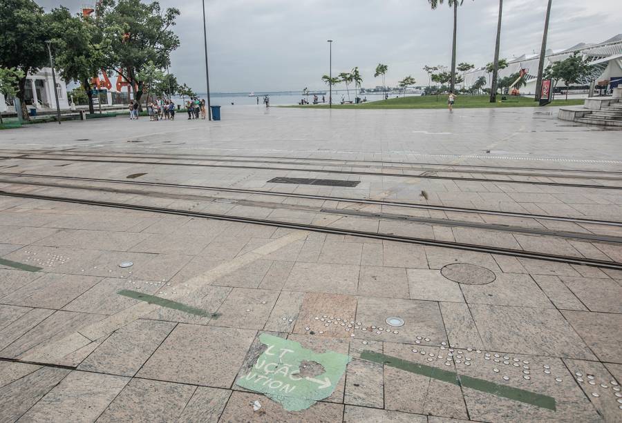 Sem a reposição das pastilhas, a sinalização de alerta nas faixas do entorno do VLT, que mostram por onde passa o veículo, sofre com a falta de manutenção Sem a reposição das pastilhas, a sinalização de alerta nas faixas do entorno do VLT, que mostram por onde passa o veículo, sofre com a falta de manutenção