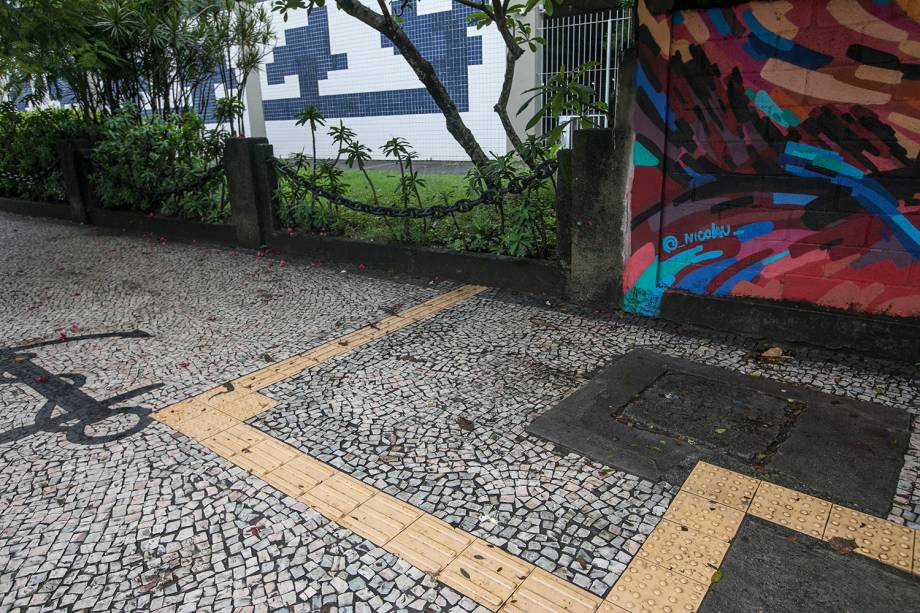 Uma corrente de ferro que protege o canteiro da Escola de Guerra Naval é o destino final do deficiente que confiar neste trecho Uma corrente de ferro que protege o canteiro da Escola de Guerra Naval é o destino final do deficiente que confiar neste trecho