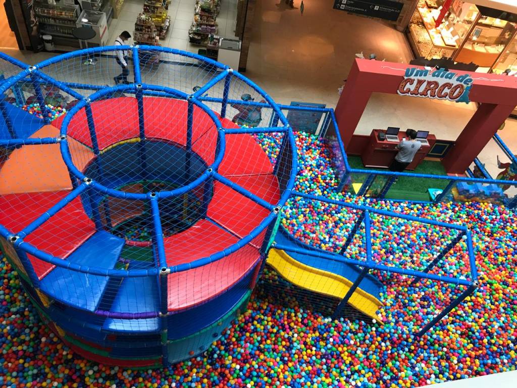 Shopping recebe piscina de bolinhas gigante para toda a família