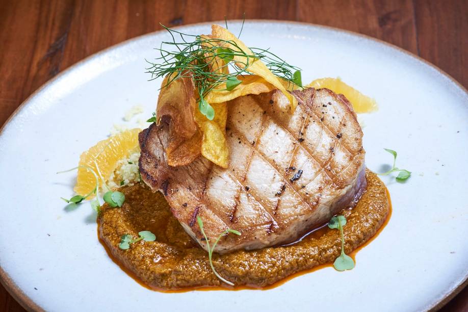 Atum semicru, pesto de tomate, cuscuz de couve-flor e laranja Atum semicru, pesto de tomate, cuscuz de couve-flor e laranja