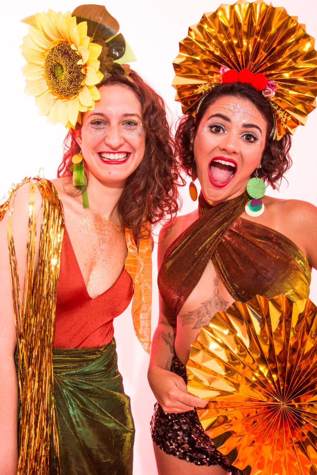 Acessórios de cabeça são a bola da vez nos blocos de rua