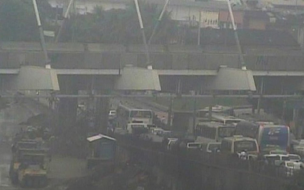 Protesto de trabalhadores paralisa Avenida Brasil