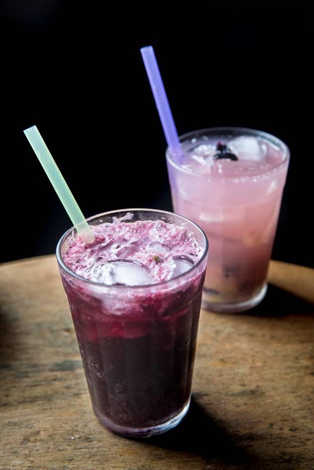 Sanhaço: caipirinha de vinhos branco e tinto (R$ 15,00 cada) Sanhaço: caipirinha de vinhos branco e tinto (R$ 15,00 cada)