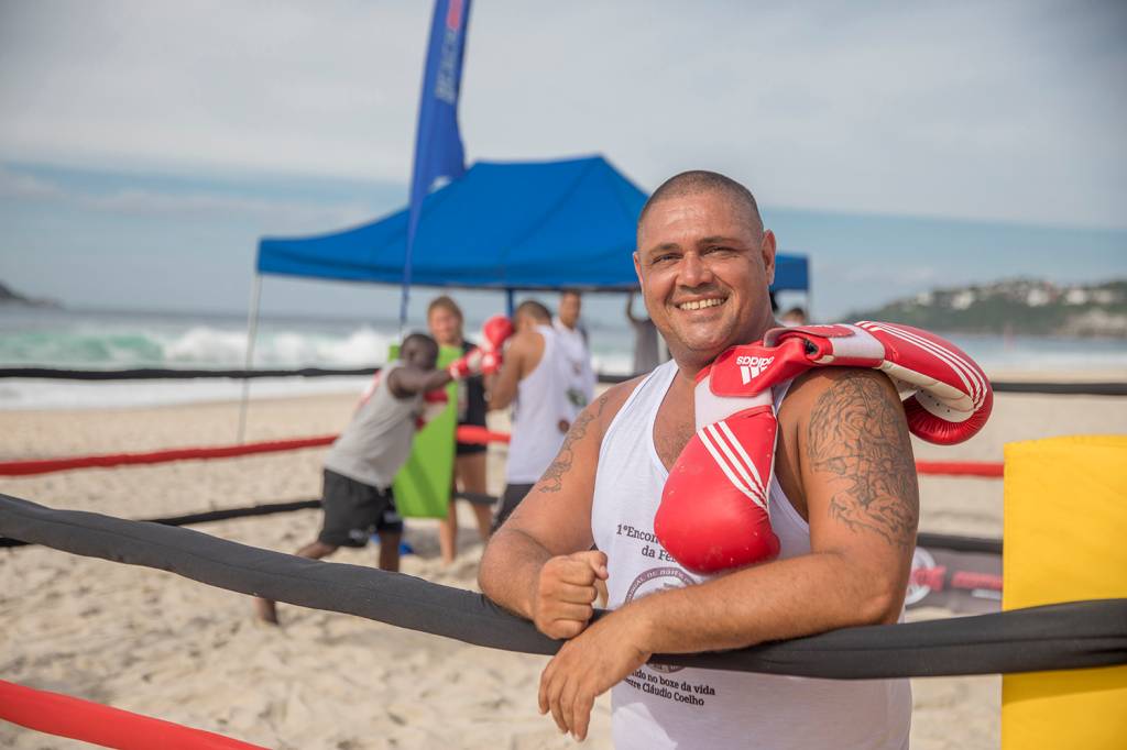 Criador do beachboxing dá aulas do esporte para jovens carentes