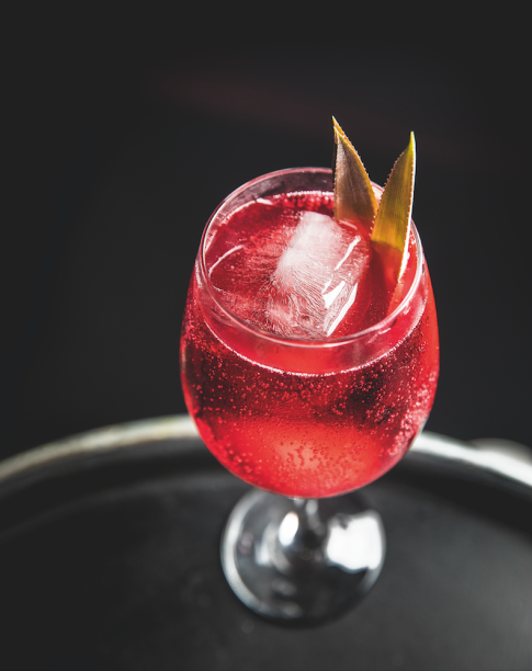 Bahia strawberry: versão de gim-tônica com chá de morango e laranja-bahia (R$ 26,00) Bahia strawberry: versão de gim-tônica com chá de morango e laranja-bahia (R$ 26,00)