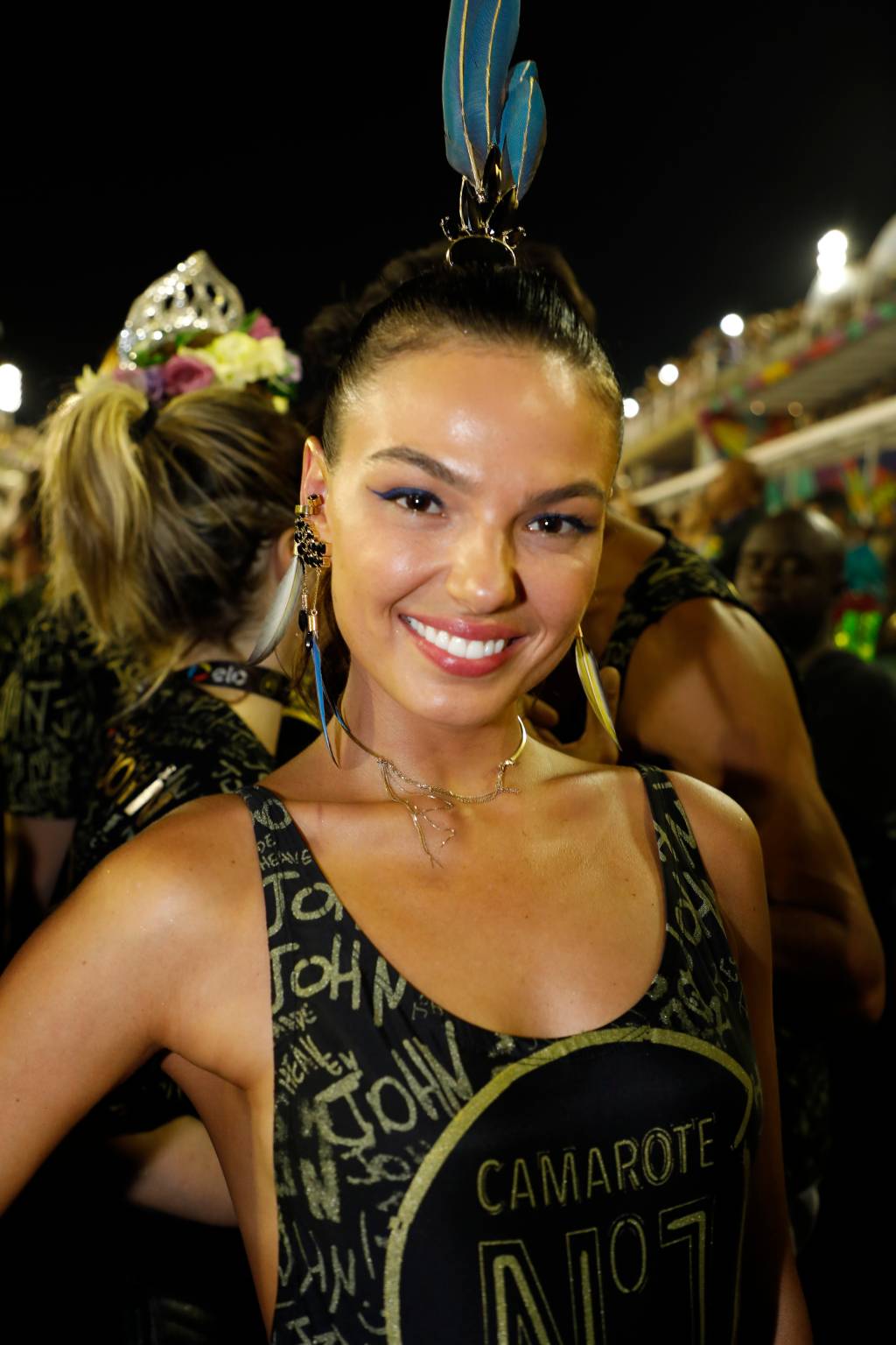 Isis Valverde perde paciência com fã e dá chilique em camarote