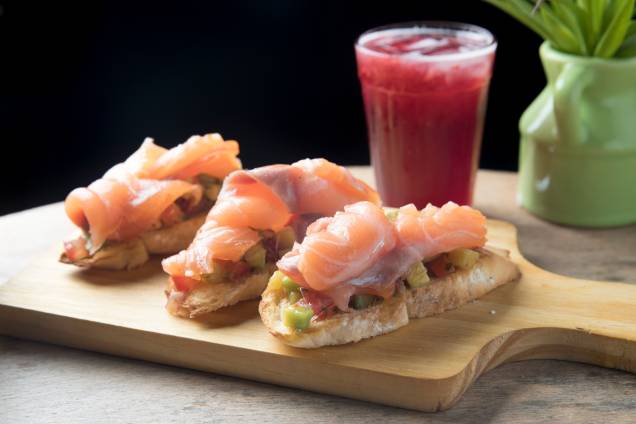 Bruschetta de salmão e guacamole (R$ 24,00, três unidades) Bruschetta de salmão e guacamole (R$ 24,00, três unidades)
