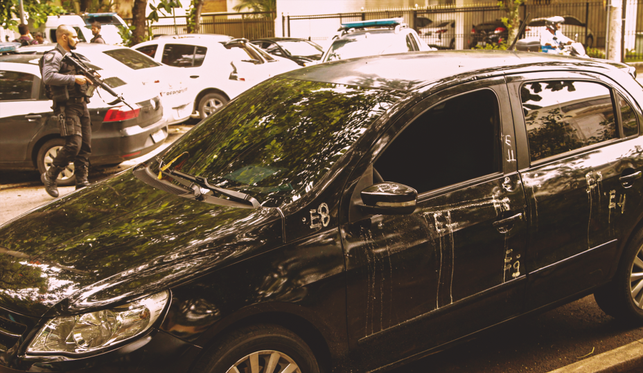 ANCHIETAO casal Maria Auxiliadora e Uesley Lima saía de uma lanchonete por volta das 2h30 da terça (6) com a filha Emily Sofia quando o Gol preto da família foi abordado por quatro homens armados com fuzis. Na tentativa de roubo, os bandidos atiraram e atingiram a menina de 3 anos. Levada para a UPA da região, ela não resistiu ao ferimento. ANCHIETAO casal Maria Auxiliadora e Uesley Lima saía de uma lanchonete por volta das 2h30 da terça (6) com a filha Emily Sofia quando o Gol preto da família foi abordado por quatro homens armados com fuzis. Na tentativa de roubo, os bandidos atiraram e atingiram a menina de 3 anos. Levada para a UPA da região, ela não resistiu ao ferimento.