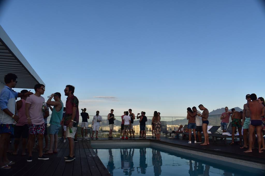 Grand Mercure Riocentro terá sunset party neste domingo (25)