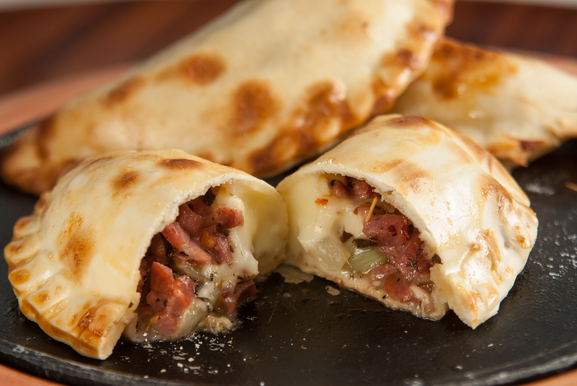 restaurante:Las Empanadas prato: empanada de calabresa com cebola e queijo