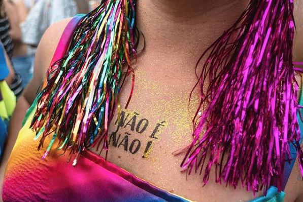 Tatuagens temporárias com frases viram febre no Carnaval do Rio