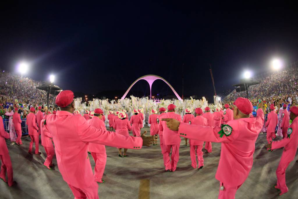 Profissionais da Mangueira darão curso de confecção de fantasias