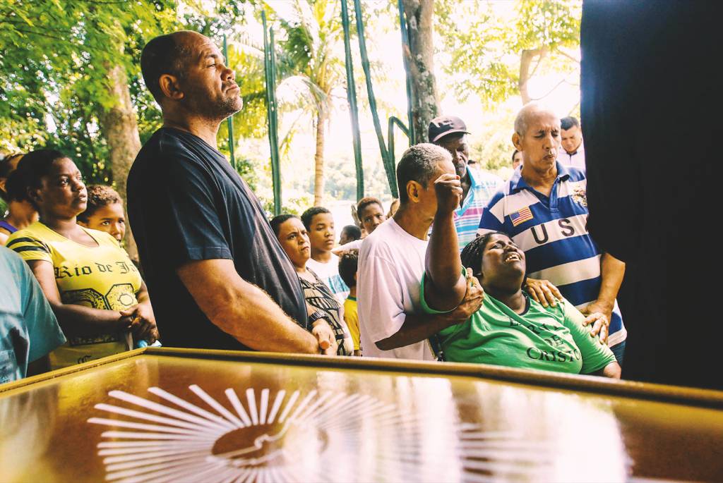 MAR&Eacute;A falsa den&uacute;ncia de que tr&ecirc;s policiais teriam se tornado ref&eacute;ns na favela Nova Holanda fez com que PMs do 22&ordm; Batalh&atilde;o invadissem a &aacute;rea no come&ccedil;o da tarde do dia 6. A movimenta&ccedil;&atilde;o levou a um confronto entre bandidos e PMs que resultou na morte de dois inocentes: Matheus Fernandes, de 20 anos, e o adolescente Jeremias Moraes, de 13. Quarenta escolas foram fechadas em decorr&ecirc;ncia do conflito.