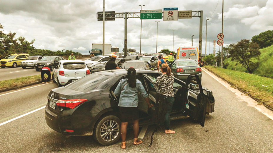 CIDADE DE DEUSEm uma operação que resultou em troca de tiros na quinta (1º) e fechamento da Linha Amarela pelo segundo dia consecutivo, a moradora Natacha Aparecida Cruz foi baleada quando ia à padaria, na localidade conhecida como Pantanal. Socorrida, recebeu alta no dia seguinte.