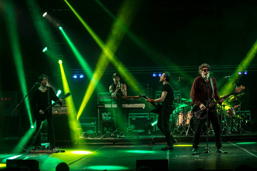 Titãs se apresenta em formato intimista no Teatro Bradesco