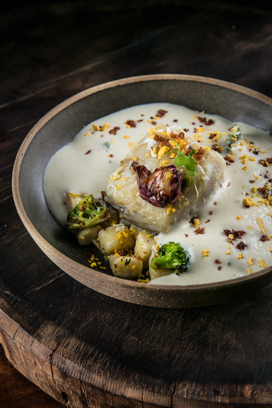 Massa_bacalhau, nhoque de batata defumado, br&oacute;colis e bacon crocante