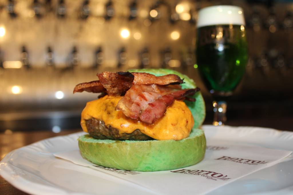 Chope verde e promoções para brindar o Dia de São Patrício