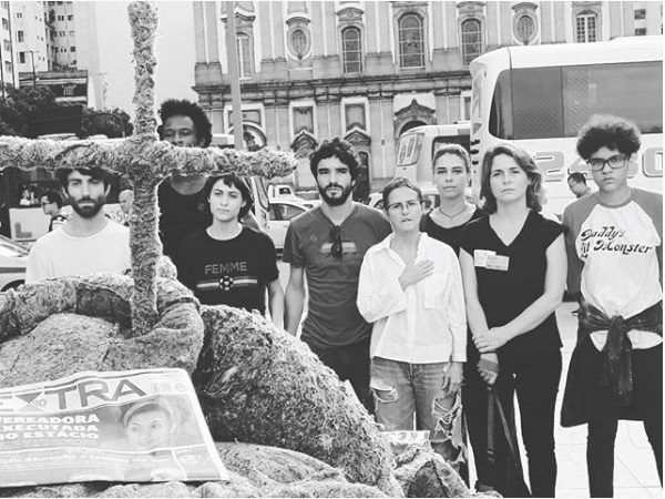 Caio Blat e elenco de Grande Sertão: Veredas fazem ato no CCBB