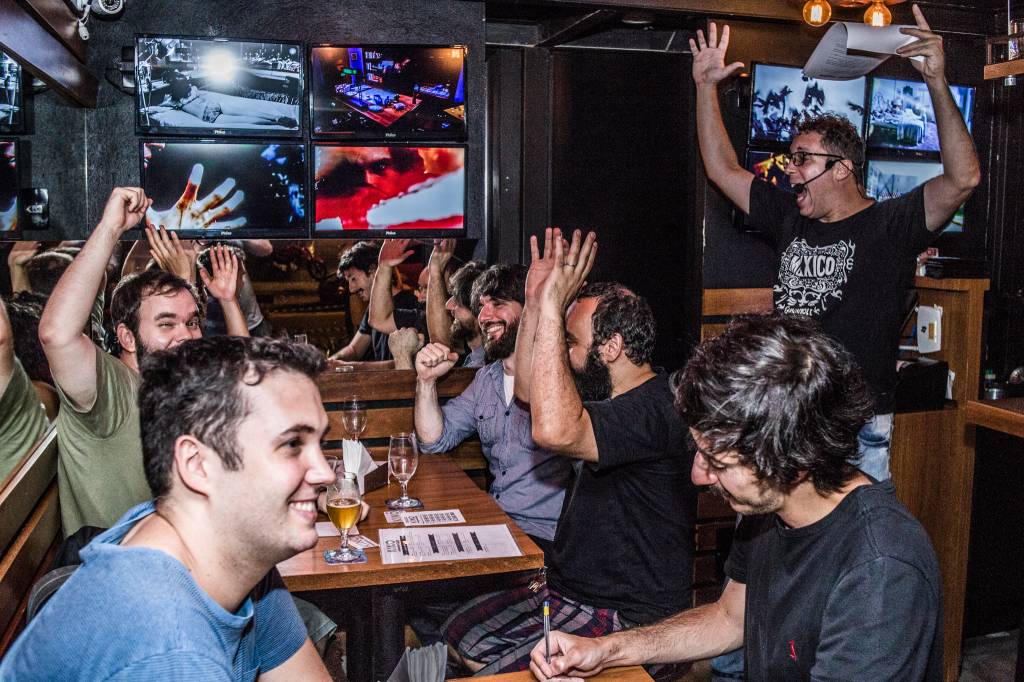 Quatro bares com quiz e jogos para a clientela