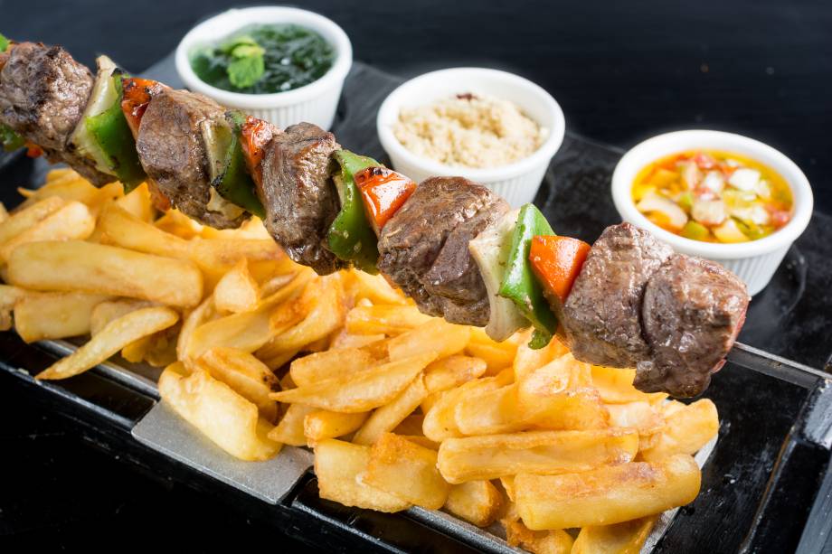 Espettão de baby beef e legumes defumados com batatas canoa, molho e farofa