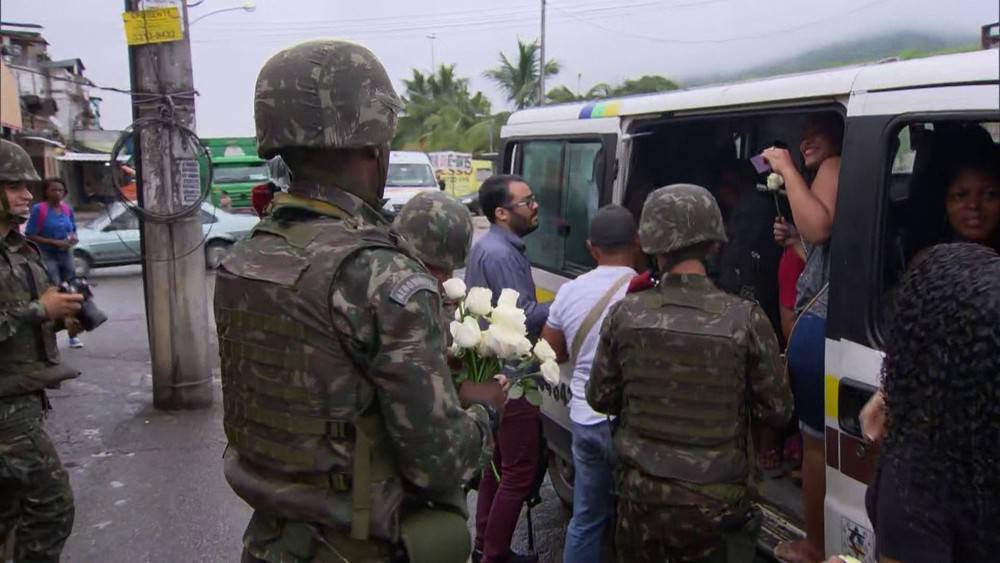 Militares distribuem flores na Vila Kennedy no Dia da Mulher