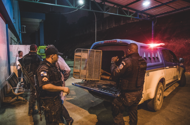Sexta, 2 de março, 19h07: o carro da PM chega à emergência Sexta, 2 de março, 19h07: o carro da PM chega à emergência