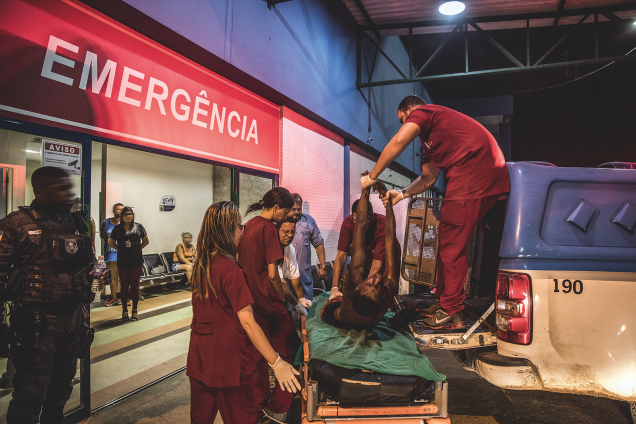 19h10: o segundo é removido também desacordado para a maca 19h10: o segundo é removido também desacordado para a maca