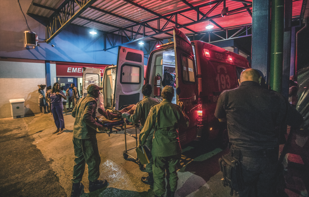 A rotina de guerra no hospital que mais atende baleados no Rio