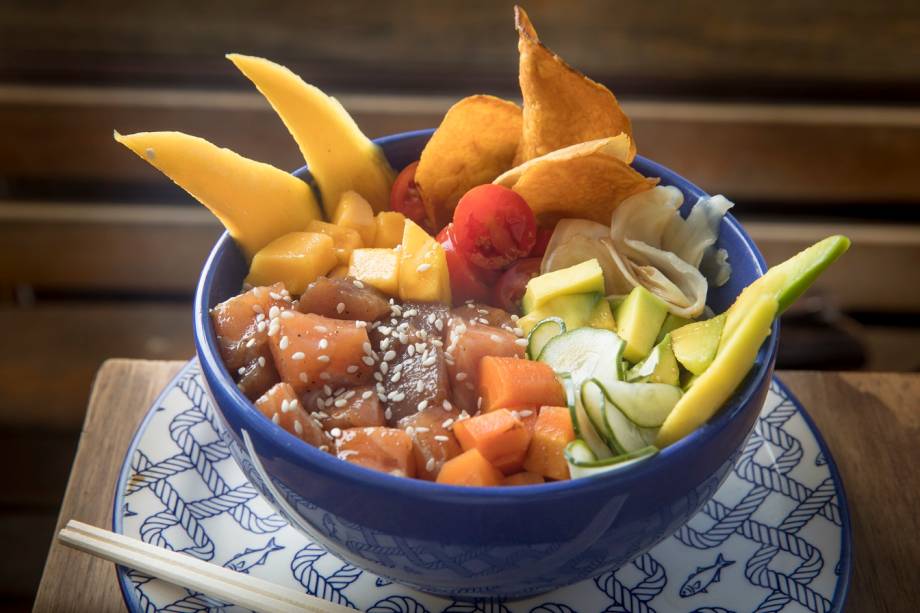 Poke de atum e salmão com abacate, cenoura, manga, pepino e tomate Poke de atum e salmão com abacate, cenoura, manga, pepino e tomate