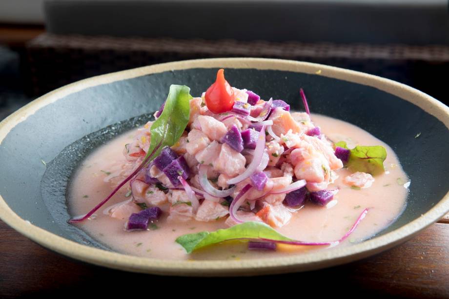 Ceviche de salmão com batata-roxa