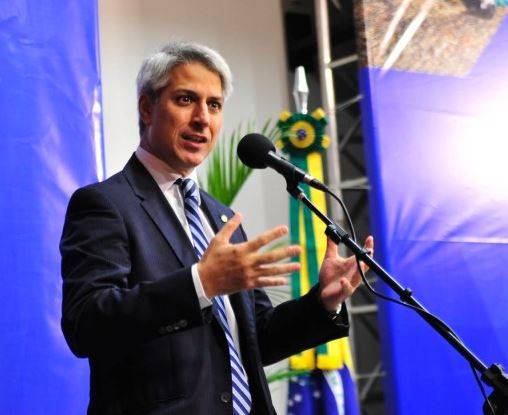 Molon, outros políticos e artistas se juntam a protesto no Centro