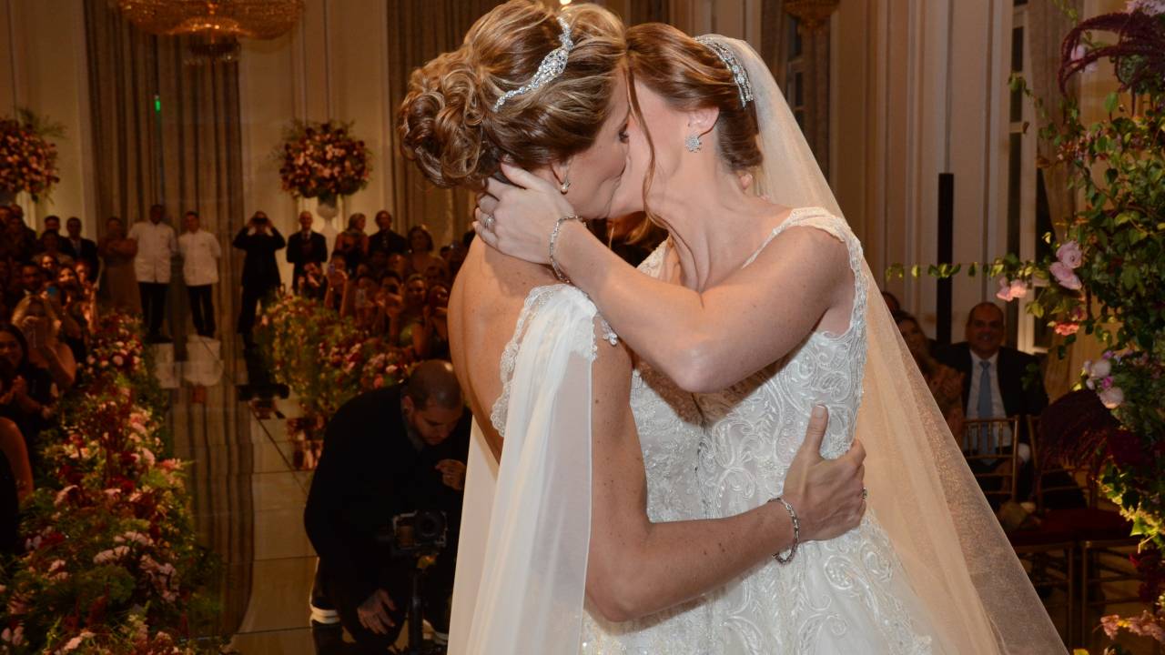 Priscila Raab e Roberta Gradel - casamento Copacabana Palace - mulheres - noivas
