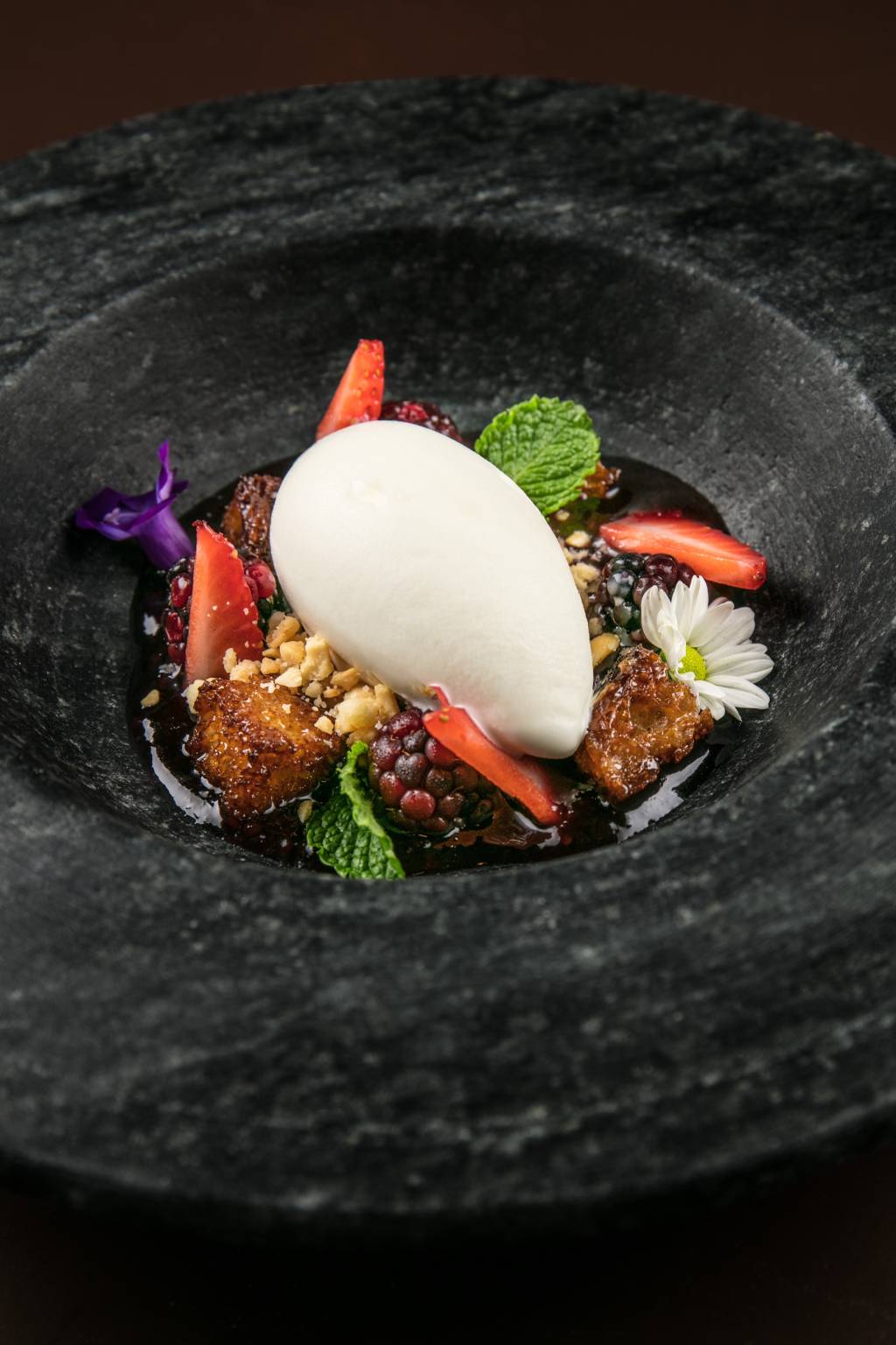 Bruno Katz serve no balcão do Nosso um ótimo menu degustação