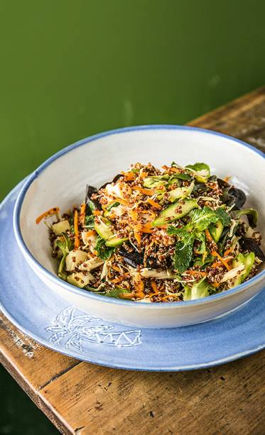 Saladas de quinoa com frango ao curry, aspargos, abóbora ralada, abacaxi, folhas e ervas frescas