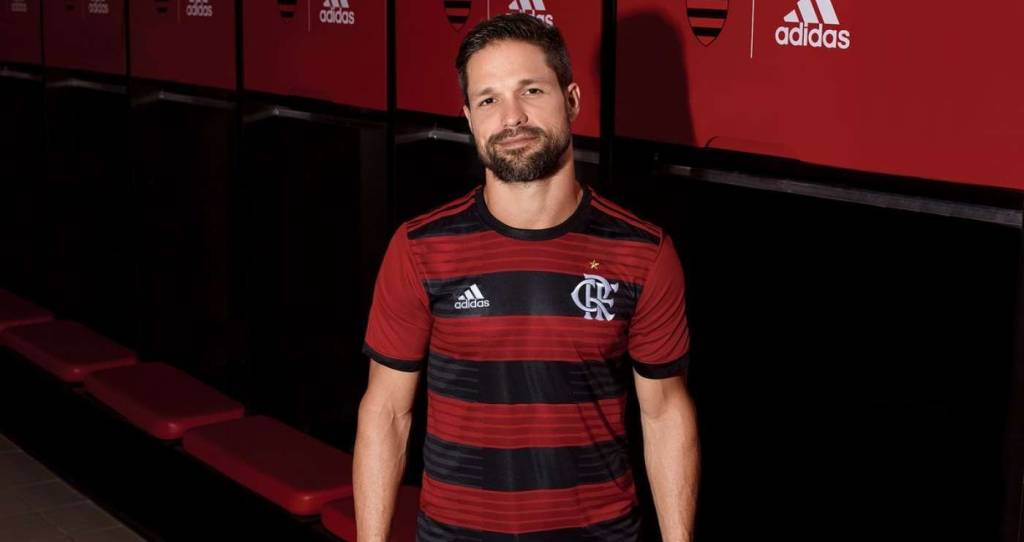 Flamengo lança novo uniforme principal