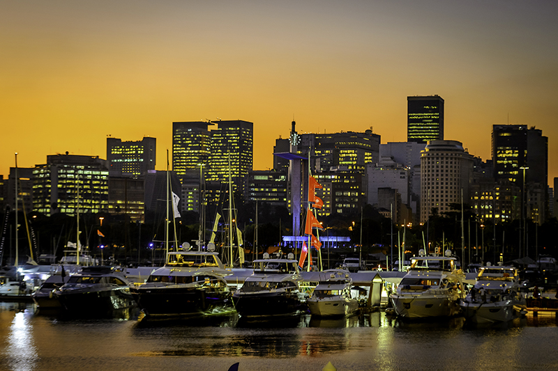 Barcos fazem desfile pela Baía de Guanabara neste sábado (14)