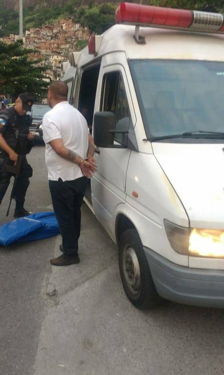 Falsa ambulância é usada para transportar drogas