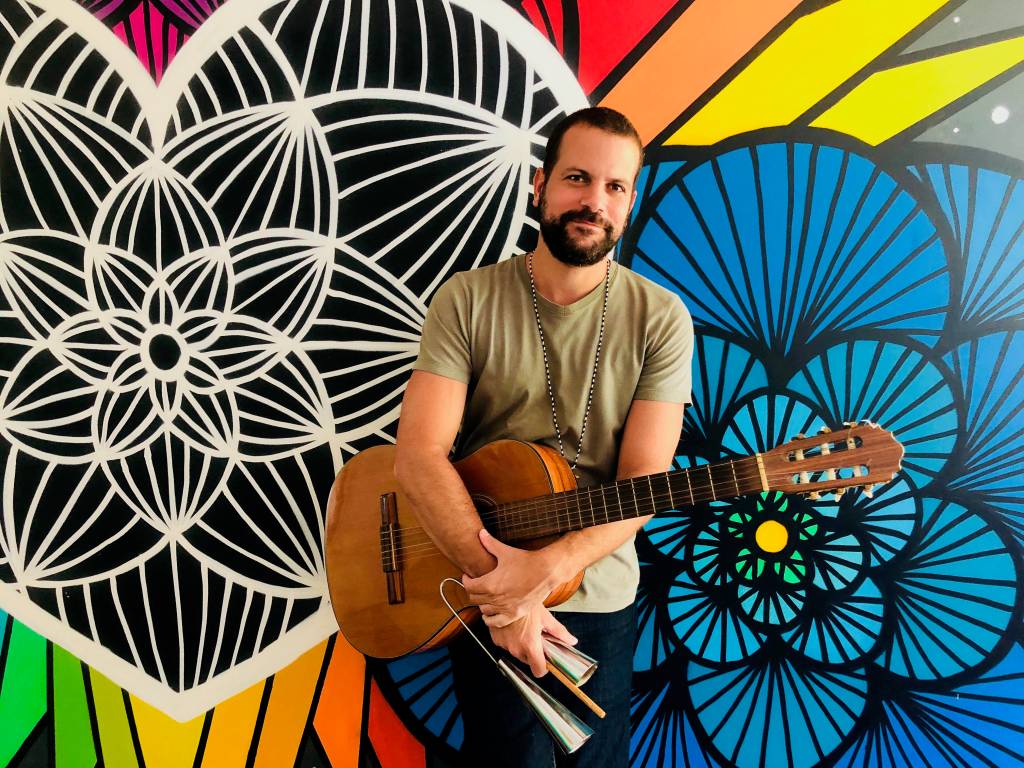 Daniel Lopes lança EP de samba na Casa de Cultura Laura Alvim