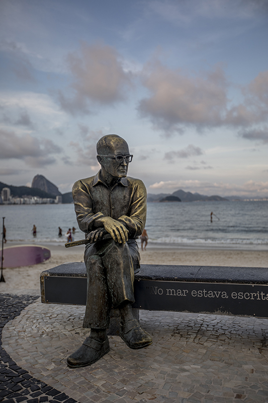 Empresas não se dispõem a cuidar de estátua de Drummond