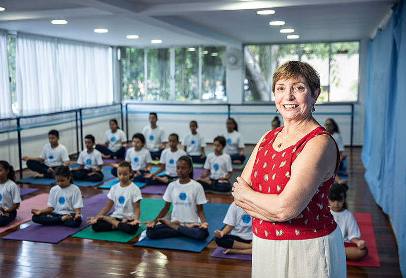 Artista plástica dá aulas gratuitas de balé para jovens carentes