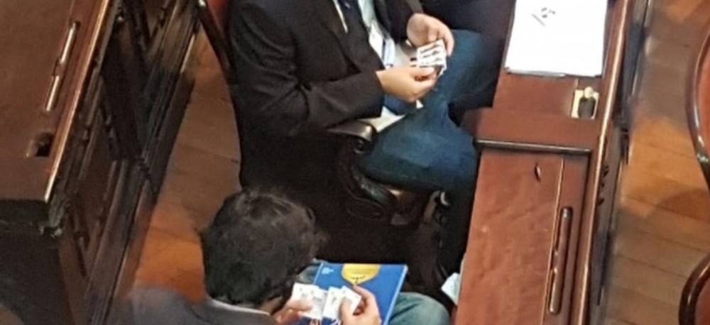 Assessor flagrado trocando figurinhas na Alerj é exonerado
