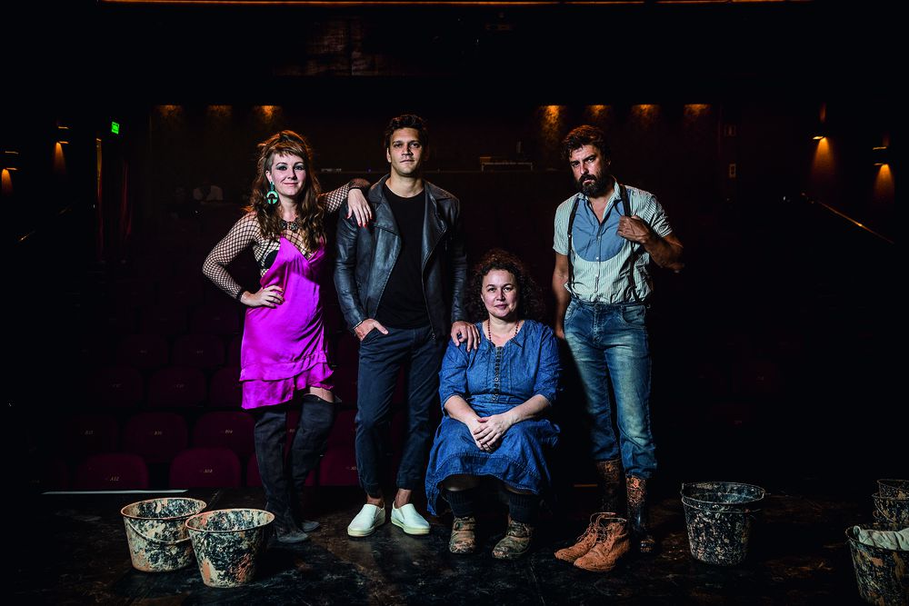 Peça Tom na Fazenda completa 1 ano em cartaz nos palcos cariocas