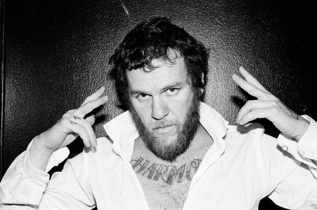 Otto se apresenta no clube de artes Manouche