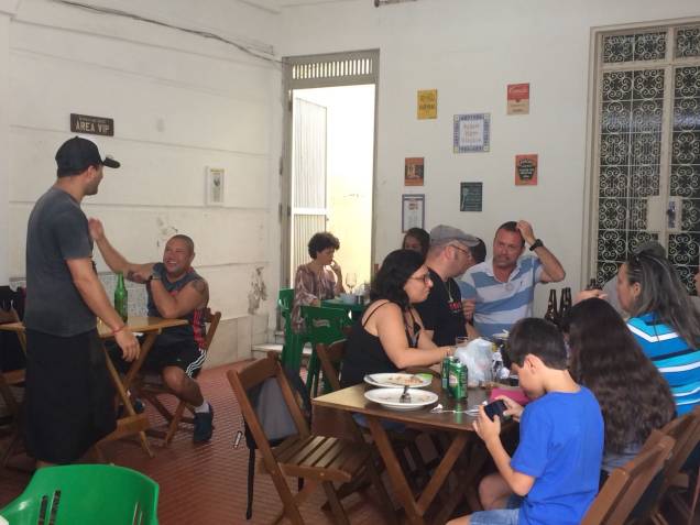 O ambiente simples da garagem no Estácio tem espaço para 35 clientes O ambiente simples da garagem no Estácio tem espaço para 35 clientes