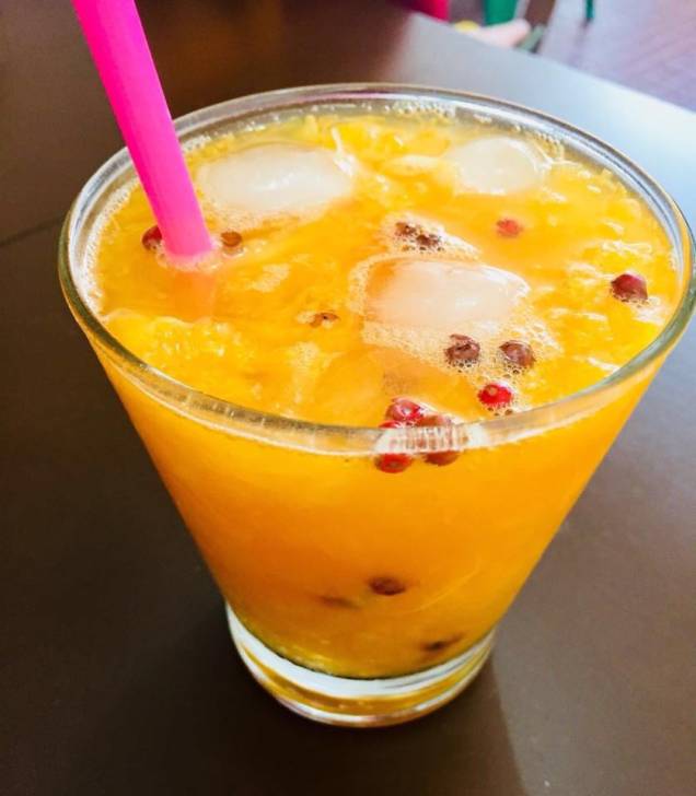 Além de cerveja gelada, o espaço oferece caipirinhas, como a de manga, maracujá, pimenta rosa e cachaça Salinas Além de cerveja gelada, o espaço oferece caipirinhas, como a de manga, maracujá, pimenta rosa e cachaça Salinas