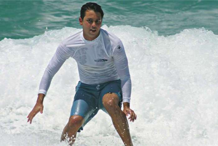 Bênção a “surfista santo” reúne mais de 300 pessoas em praia