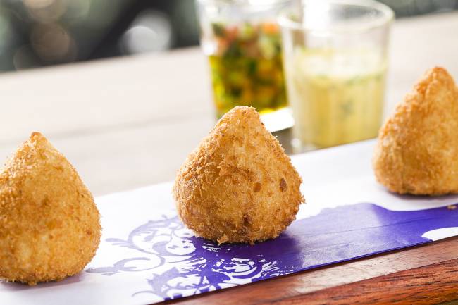 Bagatelle_Les Coxinha de Janine (mini coxinha de galeto assado e shitake acompanhada de molho béarnaise e vinagrete da casa)_Foto Pati Barreto (11)