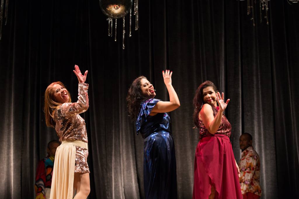 Alexandre Lino faz homenagem a Sérgio Britto em cena