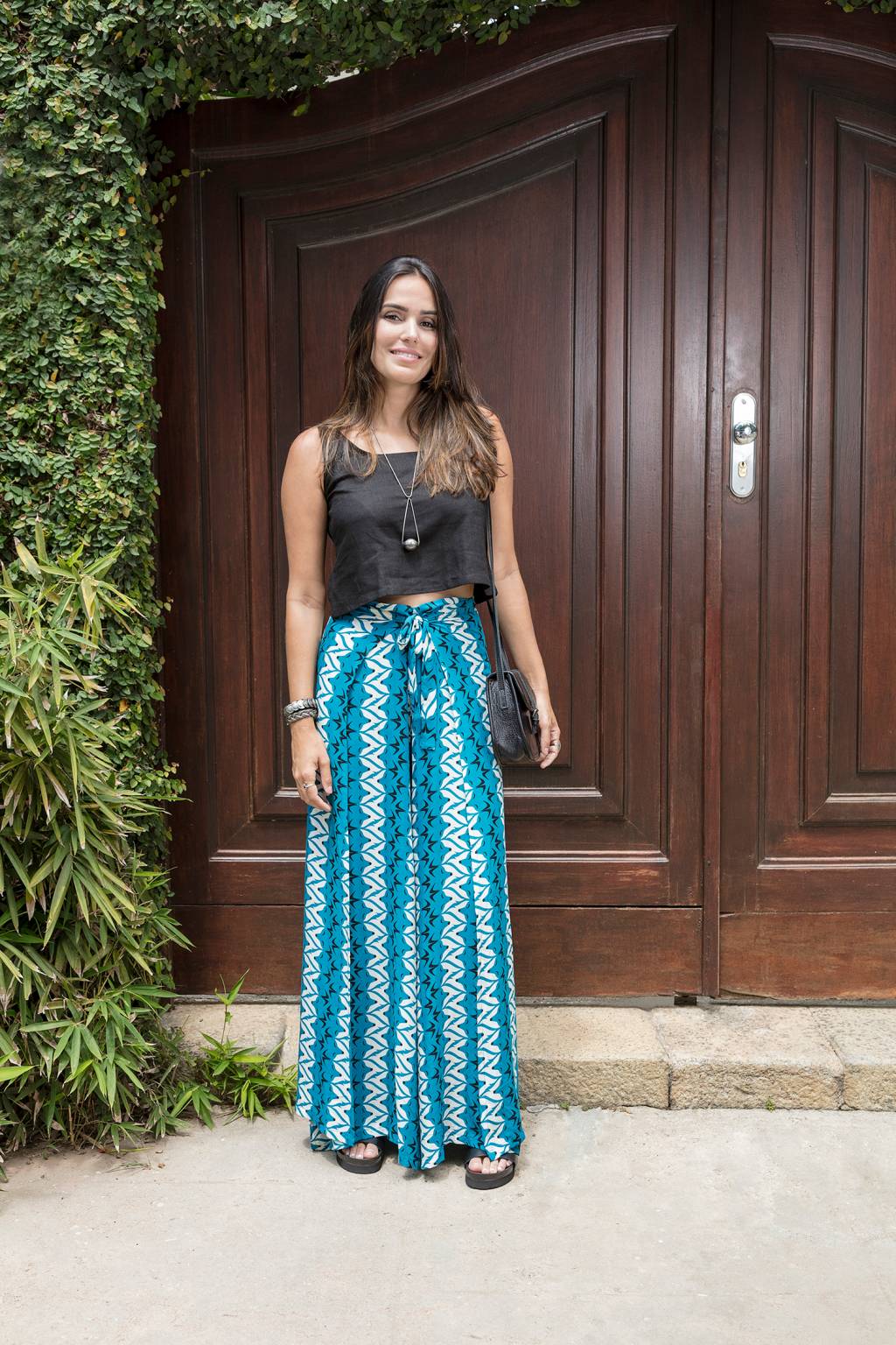 Calça transpassada está em voga neste outono